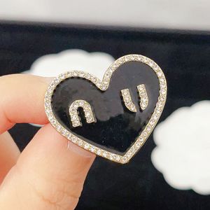 Designer Miu Heart Black Brooch Luxury Womens Love Monogram Brooch Brand Vintage Style Pins Romantic Couple Gift Jewelry Brooch 18k Gold-plated Ornament