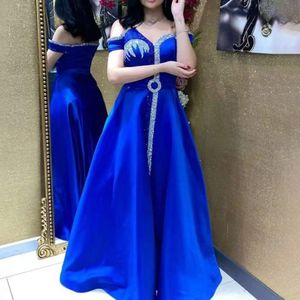 Arabisk kungblå aftonklänning V-ringning Korta ärmar A-Line Split Beading Celebrity Prom Gown Party Dress Robe de Soiree 2023