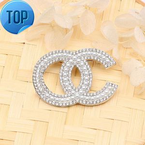 Wholesale Luxury Brand Designer Letter Pins Brooches Women 100Style Crystal Pearl Rhinestone Cape Buckle Brooch Suit Pin Wedding Party