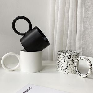 Muggar White Black Splash-Bink Creative Big Round Circle Handle Ceramic Personaliserade koppar för mjölkvatten te köksboro