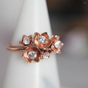 Pierścienie klastra Caoshi elegancki pierścionek damski delikatny design jasna kryształowa biżuteria na imprezę młodą Lady Rose Gold Kolor oświadczenie