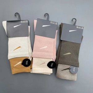 Färgglada män Kvinnor Sport Socks Fashion Designer Long Sockswith Letters Four Season High Quality Womens and Mens Strumpor Casual Sock X4lm