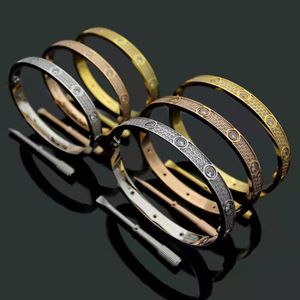 2023 Novo charme de moda de manguithe de cristal de luxo, amor, três fileiras cheias de pulseira de diamante pulseira de alta qualidade, pulseira de designer de aço inoxidável