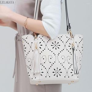 Kvällspåsar Kvinnliga Tassel Handväskor ihåliga ut blommiga axlar Beige White Pu Leather Bucket For Women High Quality Lady Tote Bag