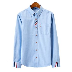 メンズカジュアルシャツ男子服カジュアルソリッドオックスフォードドレスホワイトシャツシングルパッチポケット長袖レギュラーフィットボタンダウン太いシャツ230309