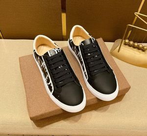 Designer britânico Homens impressos Sapatos casuais Carta de couro genuíno Men apartamentos de tênis confortáveis calçados masculinos festas de casamento mocassins ao ar livre