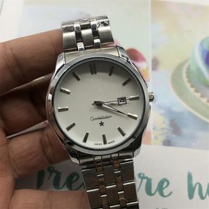 Armbandsur för män 2023 Nya herrklockor Tre nålar 42mm Quartz Watch Europe Top Lyxmärke Stål och läder Bälte Herr Mode OM konstellation