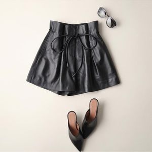 Kvinnor Pants Fashion 2023 Black Real Leather Bermuda For Women Loose Shorts Motorcykelpunk Mid midja Knä längd Femme