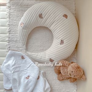 Kissen Koreanisches Baby-Stillkissen aus gesteppter Baumwolle für geborene Babys, Kleinkinder, Bärenstickerei, Stillkissen, Mondförmiges Kissen 230309