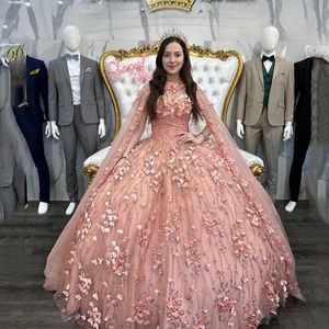 Pink 3Dhandmade Flowers Ball -klänning Quinceanera -klänningar med Cape Off the Shoulder Lace Appliques Beads Vestido de 15 16 Anos