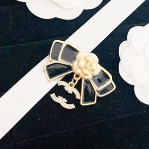 Czarny 18 -karatowy Złota broszka Designer kobiecy broszki wiosna nowa marka Flower Pins broszka moda wszechstronna biżuteria akcesoria weselne z pudełkiem
