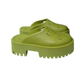 2023 chinelos clássicos plataformas de plataforma perfurada sapato de verão de verão taper designer slippers feminino coloras de doces lisos de praia claros altura do salto alto