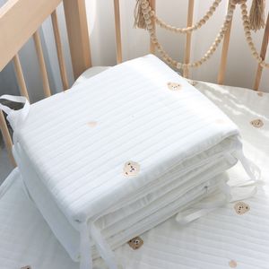 Bettwäsche-Sets mit Bären- und Hasenmotiv, bestickte Baby-Stoßstangen für Kinderbetten, gepolsterte, aus Baumwolle geborene Kinderbett-Stoßstangenpolster, Babybett-Kissen, Fance Rail, individuelle Bestellung 230309