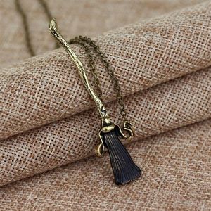 RJ Fashion HP Thunderbolt Flying Broom Metal Necklaces Antique Bronze Plated Witch Wizard Magic Broom Necklace Man Woman Choker290w