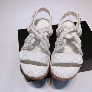 2023 Donne Sandals Sandals Designer Piatta piatta piatta piatta Sandalo Flip Flip Flip Flip in pelle Spettape casual con alzata con scatola NO331