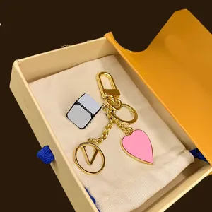 Moda anahtar tasarımcısı anahtarlık lüks tasarımcılar mektup çiçek kolye anahtar zincirleri pembe kalp tuşları toka kadın süsleri