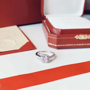 Lyxdesigner ring vit sten ringar material fyrkantig diamantring 5-9 storlek mode mångsidig unisex temperament ring för kvinna high-end lyx mode enkelt