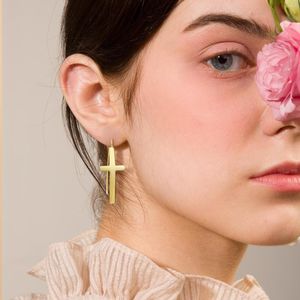 Kolczyki Hoop Cross Earring ze stali nierdzewnej Cruz Dangle Gold Kolor Kobiet Minimalistyczna biżuteria