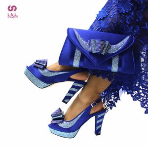 Magazyn Sandals Italian Women Buty i torby ustawione do pasujących do królewskich niebieskich kolorów Slingbacks Super Heels Sandals 230309