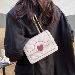 Axelväskor söta kvinnliga kawaii hjärtkvinnor quiltade med kedja 2023 lyxdesigner handväska crossbody påse plånbok 230309