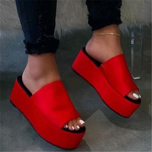 Тапочки 2023 летние сандалии женские клинья обувь удобные насосы высокие каблуки.