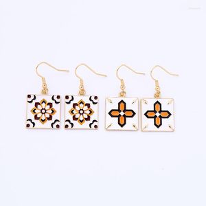 Brincos berrosos lustre beijo beijo quadrado exclusivo quadrado multicolorido Padrão de escultura de escultura Flor Drop Cross Drop para mulheres Presentes de cor dourada moda j