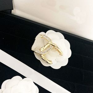 Fashion Girls Love Brooches Designer Jewelry Brooch 18k Gold Spring New Brand Pins Romantic Retro Street Cclogo Brooch Fashion Versatile Gifts With Box