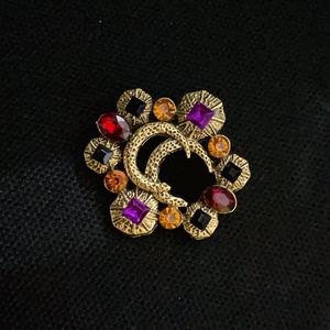 Tasarımcı Diamond Brooches Lüks Kadın Marka Logosu Broş Zarif Tasarım 18K Altın Monogram Broş Moda Paslanmaz Çelik Pinler Sevecekleri Takı Mücevher