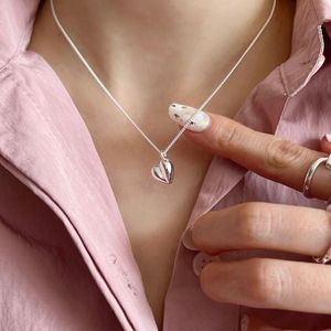 Autentisk 925 Sterling Silver Love Heart Necklace Pendants Simple Style Dainty Geometric Pendant Halsband för kvinnor flickor födelsedagspresent