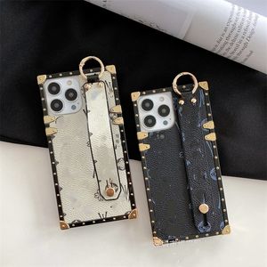 Luxurys designers mobiltelefonfodral för iPhone14 fyrkantig plätering gammal mönster handled band iphone13 telefon fodral äpple 12 hållare s21u tidvattenskal modemärke