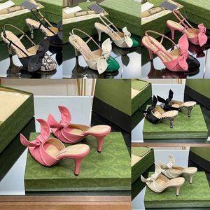 2023 Designer Luxury Sexig Bow Heeled Sandals G Family Womens läder svart/vit/grön skarvad färg metall spänne eleganta sko ladys stapplay tillbaka ihålig sandal