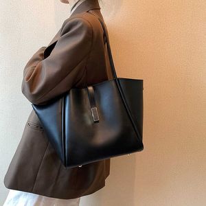女性のためのレットサイドビッグショルダーサイドバッグ2023トレンドデザイナーウィンターファッションビンテージレザートートバッグレディー財布とハンドバッグ