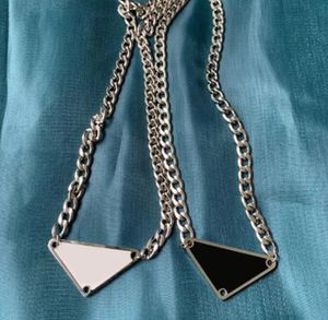 2Color Black White Triangle Letter Colar Pingente de Luxo Designer de Luxúria Declaração de Titanium colars de aço Chain Men, mulheres unissex jóias