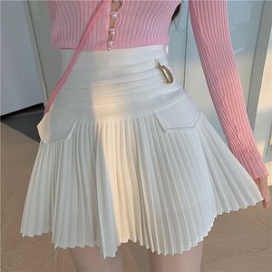 Spódnice białe plisowane seksowne swobodne szczupłe kobiety w wysokim poziomie mini metalowe litera d aline klubowa odzież koreański styl mody 230310