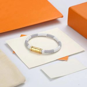 Pulseira de luxo fêmea bracelete designer moda de couro pulseira de fivela magnética tamanho médio neutro ladies bracelete masculino amante de bracelete presente de natal