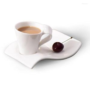 Copo de vinícolas de café de luxo xícara de café Cerâmica Creative European Breakfast Milk Tea Tea Western Onda de sobremesa e pires