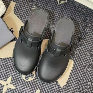 2023 Kvinnor Perforerade tofflor Designers Platform Sandal Luxury Wedge Rubber Cut-Out Slides Hollow Flats Shoes Breattable Beach Slipper