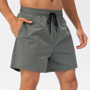 Homens Yoga ostenta shorts curtos rápidos com um telefone celular de bolso traseiro Casual Running Gym Jogger Pant Le21415