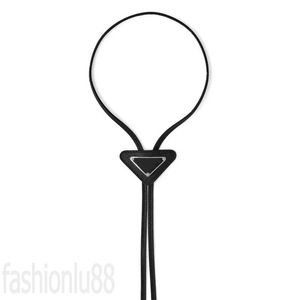 Tragbare Bolo-Krawatte exquisite Designer-Krawatten trendy Valentinstag Geschenk für Freundin europäischer Stil Dreieck Metall Herrenkrawatte schwarz weiß PJ046 B23