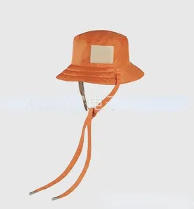 클래식 편지 뒤집을 수있는 어부 모자 전체 로고 자카드 패턴 로프 디자인 자수 남성과 여성의 같은 스타일 서스펜더 모자