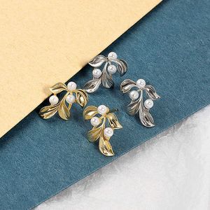 Öronningar S925 Sterling Silver Gold Gold Leaf Pearl Earrings Women's Simple Personality Trend Fashion Utsökt Small