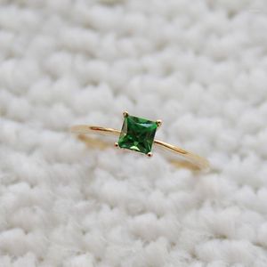 Обручальные кольца высококачественная золотая квадратная кольцо зеленого циркона микроконкрученное сердце и восемь стрел для помолвки женщин
