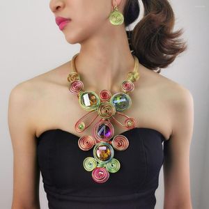 Серьги ожерелья устанавливают тонкие многоцветные стразы Атмосферта металлух с воротником для женщин