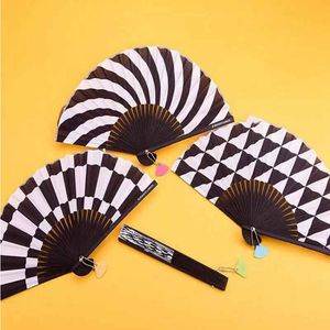 クリエイティブな黒と白のプラスチック折りたたみ布ファン幾何学的なフィギュアハンドファン子供のギフトパーティーのフレーバーのための夏のアクセサリー