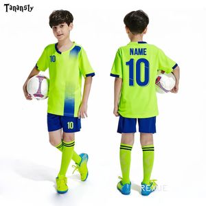 Бег сет бесплатные носки Custom Kids Soccer Sets Football Uniform Boys Football Jersey Fobcer Kids Joursey Sport с носками 230309