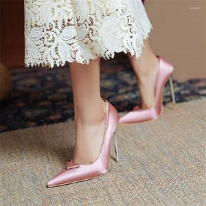 Kleidschuhe 2023 Sommer für Frauen Satin Spitzschuh Stilettos Scharfe Silber Heels Runway Weibliche Hohe Hochzeitspumpen