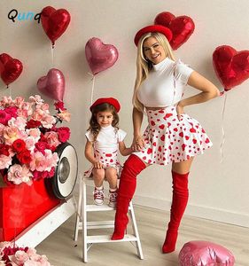 Roupas familiares combinando Qunq Summer Parentchild Roupa White Tshirt Lovely Heart Print Suspender Skirt Two Piece Mommy and Me Casual 230310