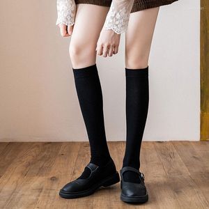 女性靴下1ペアコットン膝高黒白色のソリッドカラーファッションカジュアルカーフソック女性ガールパーティーダンスセクシーロング