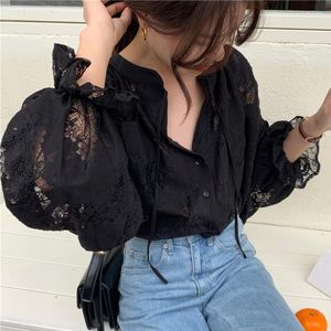 Blouses feminina coreana Primavera e verão temperamento retrô esculpido Big Lantern Sleeves Lace Lace Bolsa de manga longa de trespassada Mulheres de blusa de mangas compridas