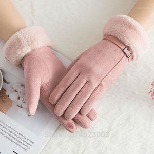 Пять пальцев перчатки женщины касаются экрана замшевая перчатка искусственные волосы запясть
